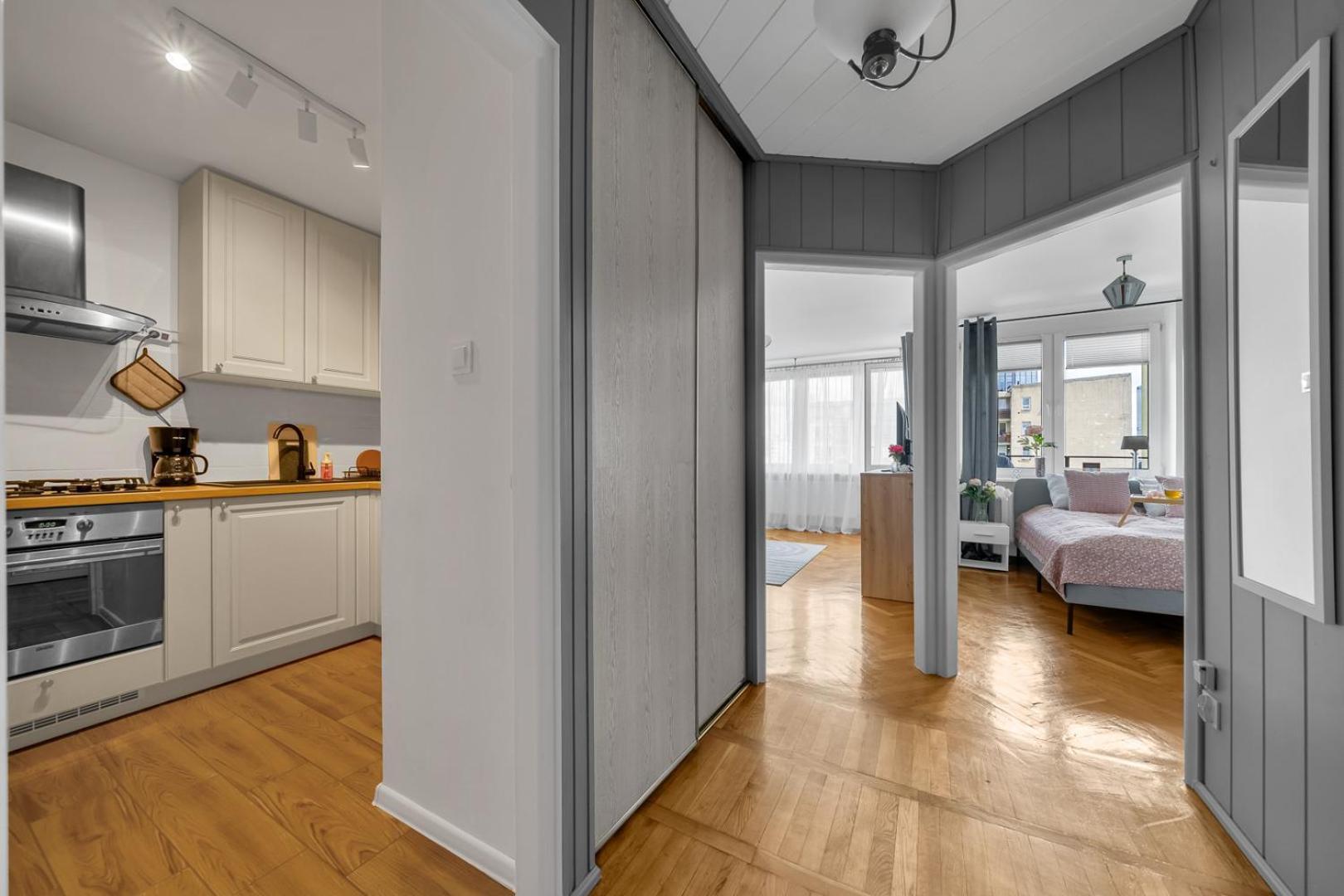 Apartment - 9th Floor, Balcony, Tram&bus - By Rentujemy Warschau